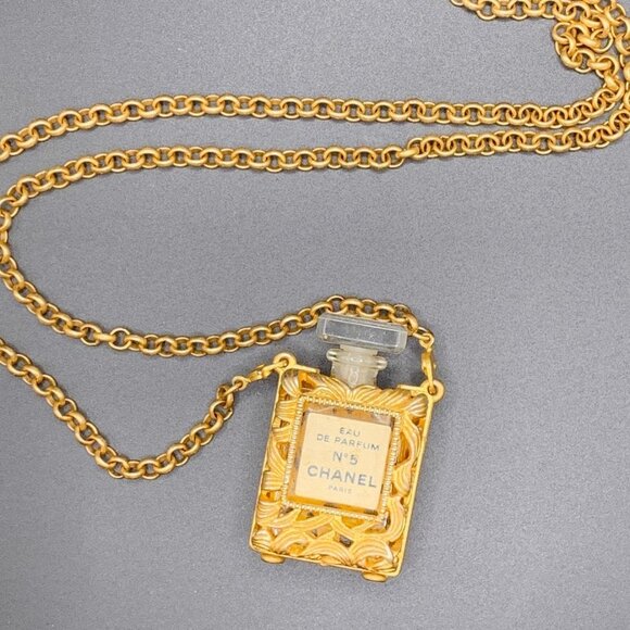 Vintage 1990's Authentic CHANEL Gold Toned No 5 Perfume Chain Necklace - Picture 6 of 10